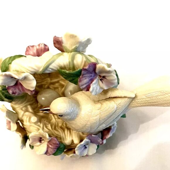 Bird in Basket Music Box Song is APRIL SHOWERS is loud and clear 4" x 4 3/4" - Picture 2 of 6